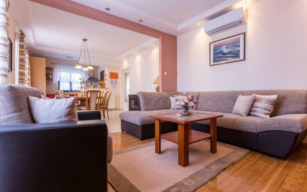 Apartment Smilja Малинська Екстер'єр фото